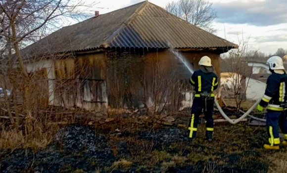 Полум’я із сухої трави перекинулося на приватний житловий будинок у Гайсинському районі