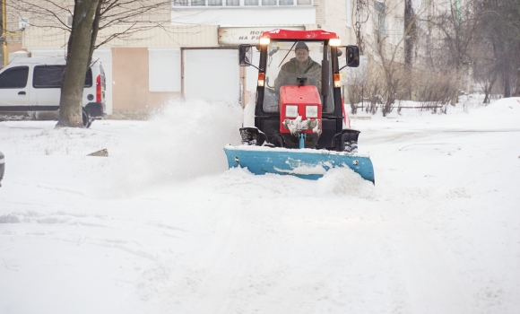 Понад 20 одиниць спецтехніки прибирають Вінницю від снігу