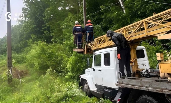 Понад 4 тисячі споживачів Вінниччини залишились без світла через негоду Понад 4 тисячі споживачів Вінниччини залишились без світла через негоду