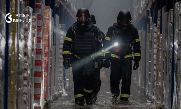 Понад 50 рятувальників і 13 одиниць техніки у Вінниці ліквідували пожежу після ворожого удару