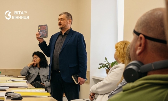 Понад сотня книжок і премія за «Таймер війни» Андрій Кокотюха два дні спілкувався з вінничанами Понад сотня книжок і премія за «Таймер війни» Андрій Кокотюха два дні спілкувався з вінничанами