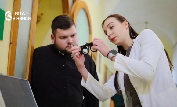 Понад сто людей уже отримали окуляри у Вінниці безкоштовно перевіряють зір