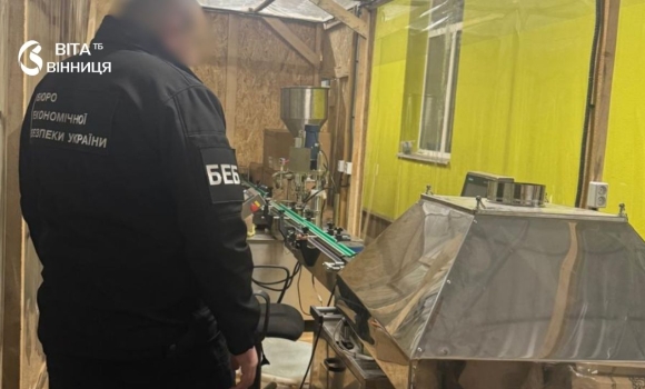Понад сто тисяч ємностей із нікотином і ароматизаторами учасникам нелегального виробництва на Вінниччині повідомили про підозру