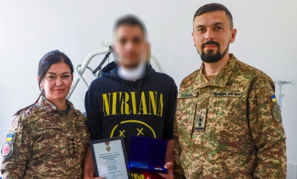 Поранений захисник бригади «Червона Калина» удостоєний двох високих відзнак