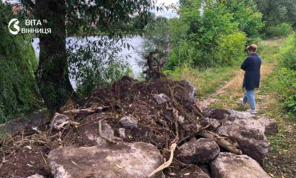 Порушника благоустрою змусили прибрати сміття біля озера у Вінницьких Хуторах