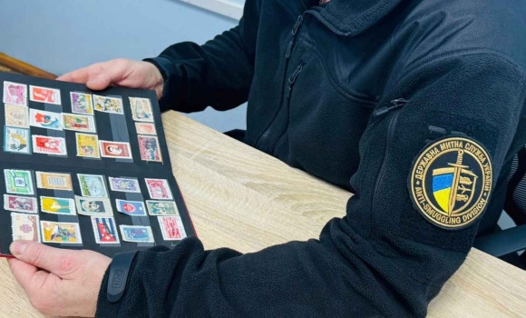 Поштові марки замість сувенірів на Вінниччині зупинили іноземця з філателістичною колекцією