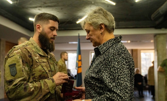 Посмертну нагороду молодого солдата з Гніванської громади отримали батько та мати Героя Посмертну нагороду молодого солдата з Гніванської громади отримали батько та мати Героя