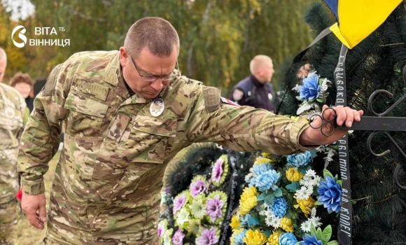 Посмертний «Комбатантський хрест» і ордени «За мужність» на Вінниччині вшанували двох полеглих поліцейських