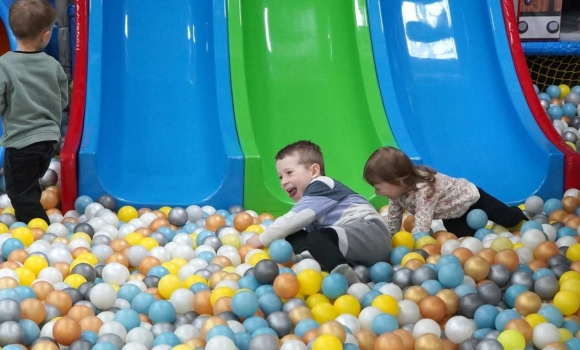 Посмішки попри війну 75 маленьких вінничан провели день у «Країні мрій»