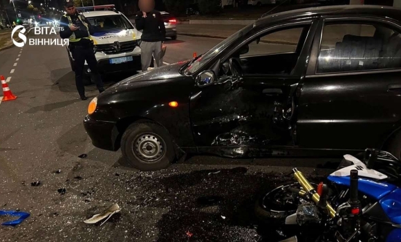 Потрапив під колеса легковика у Вінниці госпіталізували 28-річного мотоцикліста Потрапив під колеса легковика у Вінниці госпіталізували 28-річного мотоцикліста