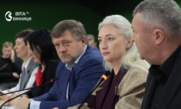Представники громад Вінниччини та народні депутати за столом під час зустрічі з Олександром Корнієнком Представники громад Вінниччини та народні депутати за столом під час зустрічі з Олександром Корнієнком