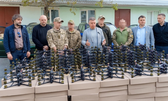 Повнопривідні автівки та 150 FPV-дронів передала Вінниця захисникам на Харківський напрямок