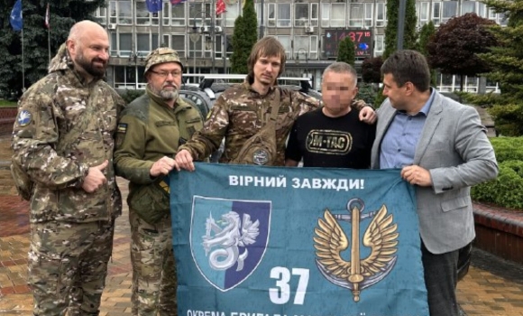 Повнопривідний позашляховик передала Вінниця бійцям 37-ї бригади