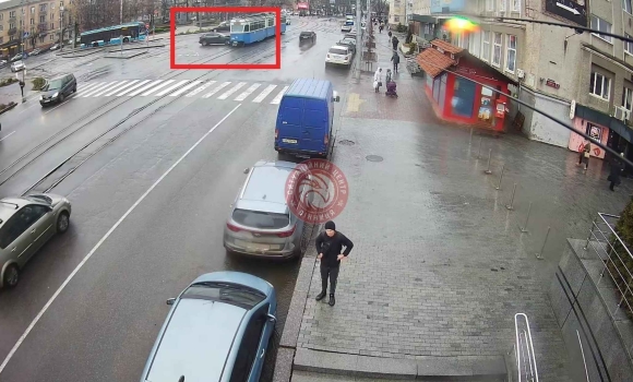 Позашляховик протаранив у Вінниці трамвай на вул.Пирогова