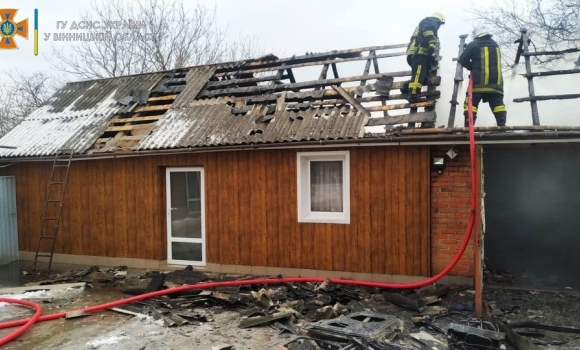 Пожежа у Гайсинському районі: згорів дах гаража