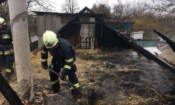 Пожежа у Самгородоцькій громаді залишила 93-річну бабцю без трьох тонн сіна