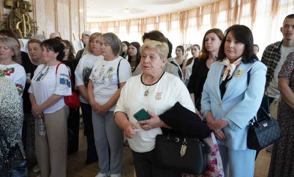 Позивні синів на полотні у Вінницькій філармонії відбувся щемливий захід до Дня матері