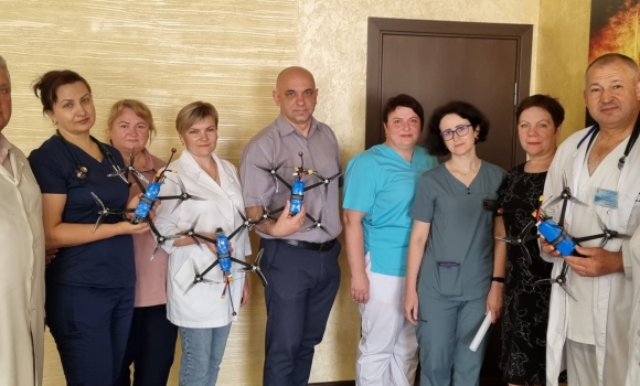 Працівники калинівської лікарні передали FPV-дрони захисникам на Донеччину