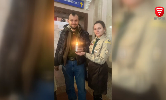 Представники вінницького «Пласту» отримали Вифлеємський вогонь миру від працівників «Укрзалізниці»