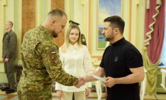 Президент особисто вручив сертифікат на квартиру Герою України з Вінниччини
