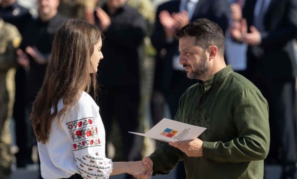 Президент України вручив паспорт доньці вінницької поліцейської