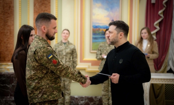 Президент України вручив сертифікат на житло нацгвардійцю з Вінниччини