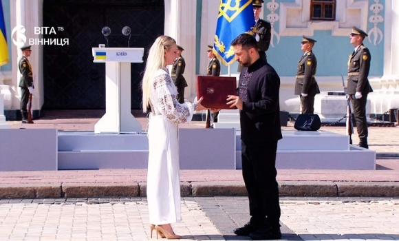 Президент вручив матері вінничанина Назарія Гринцевича найвищу нагороду держави Президент вручив матері вінничанина Назарія Гринцевича найвищу нагороду держави