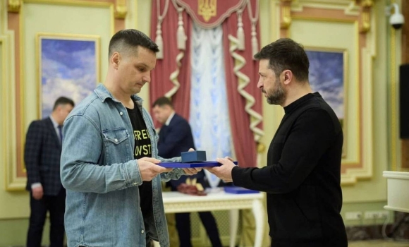 Президент вручив відзнаку «Золоте серце» двом волонтерам із Вінниччини 