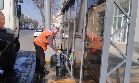 У Вінниці миють павільйони для очікування громадського транспорту