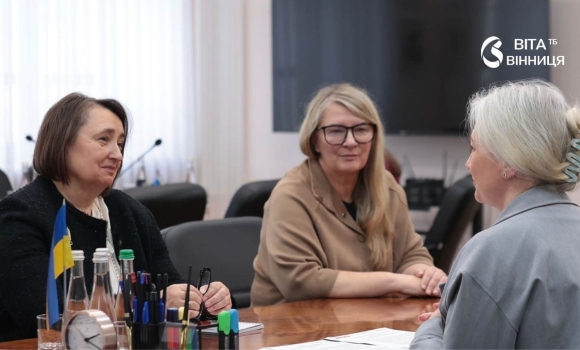 Зустріч керівництва Вінницької області з представницями ООН Жінки за столом переговорів у кабінеті Зустріч керівництва Вінницької області з представницями ООН Жінки за столом переговорів у кабінеті