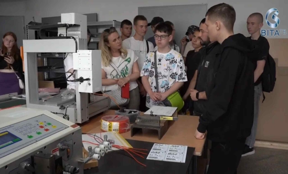 PROфорієнтація для підлітків вінницька молодь дізналась як виготовляють музичне обладнання