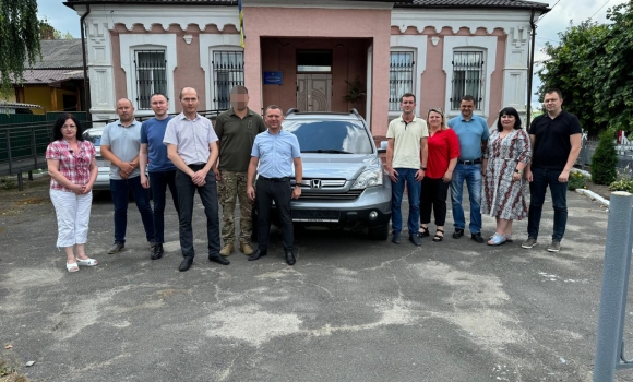 Прокурори Вінницької області передали автомобіль на потреби ЗСУ