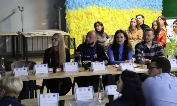 Протидія домашньому насильству: у Вінниці поліцейські взяли участь у «круглому столі»