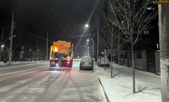Протиожеледну обробку доріг продовжують проводити у Вінниці