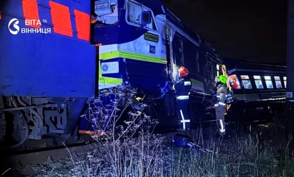 Проїхав на заборонний сигнал у Львові дизель-поїзд врізався в нерухомий електровоз