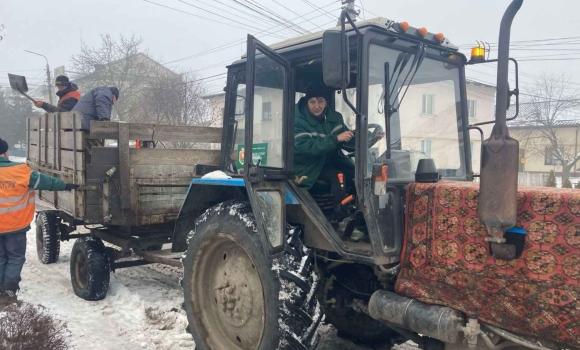 Прибирає сніг і перевозить вантажі вінничанка Оксана Рихлюк сіла за кермо трактора