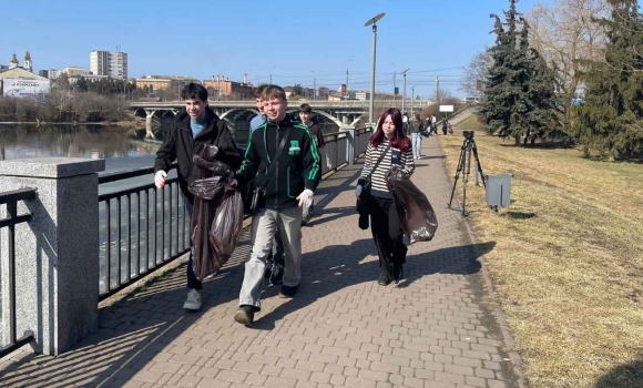 Прибирають усі Вінницька громада розпочала сезон весняних толок