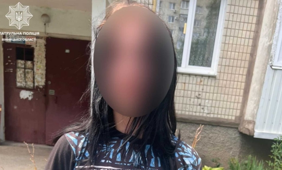 П’яна вінничанка розгулювала дитячим майданчиком з малолітньою дитиною