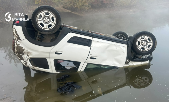 П’яний за кермом і четверо травмованих на Вінниччині водій Renault перекинувся у кюветі