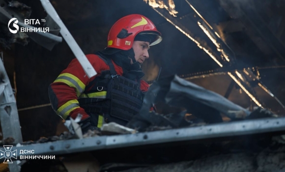Наслідки атаки дронів на Вінницю: зруйновані будівлі й рятувальники Наслідки атаки дронів на Вінницю: зруйновані будівлі й рятувальники