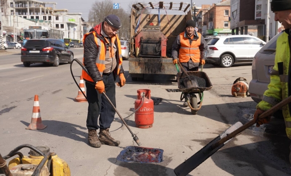 У Вінниці триває поточний ремонт доріг, використовують рециклери