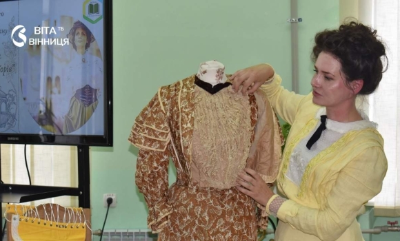 Ретроблогерка з Вінниці кілька років носить сукні й капелюшки 19 століття Ретроблогерка з Вінниці кілька років носить сукні й капелюшки 19 століття