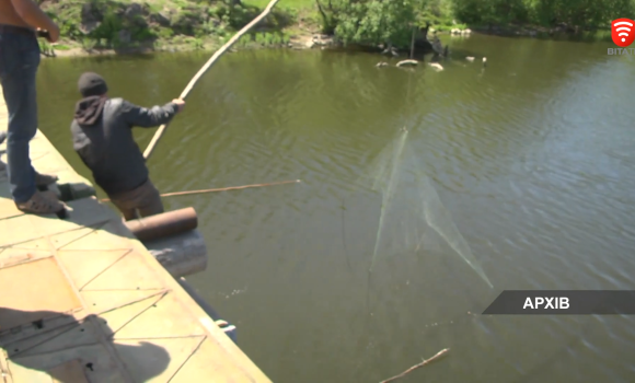 Рибоохоронний патруль піймав чоловіка, котрий рибалив за допомогою сіток