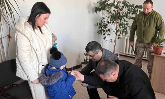 Рідні загиблого солдата-тульчинця отримали його посмертну нагороду Рідні загиблого солдата-тульчинця отримали його посмертну нагороду