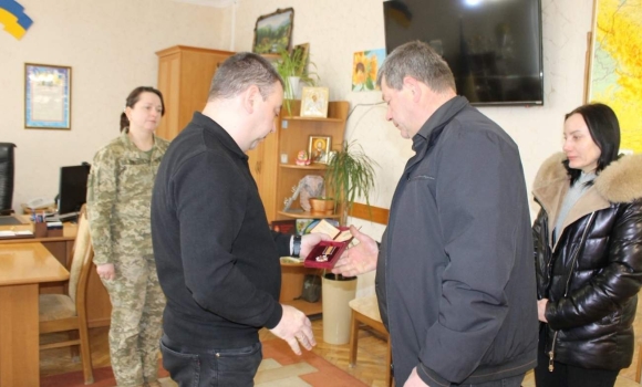 Рідні захисника з Могилів-Подільського району отримали його посмертну нагороду