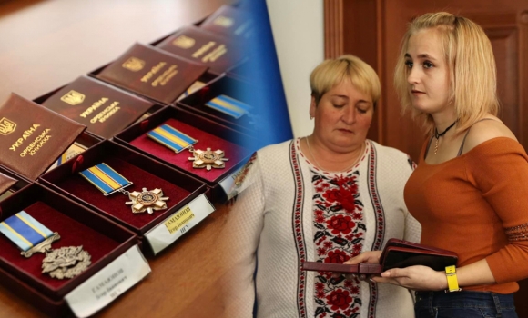 Родинам вісьмох загиблих захисників вручили почесні нагороди у Вінниці