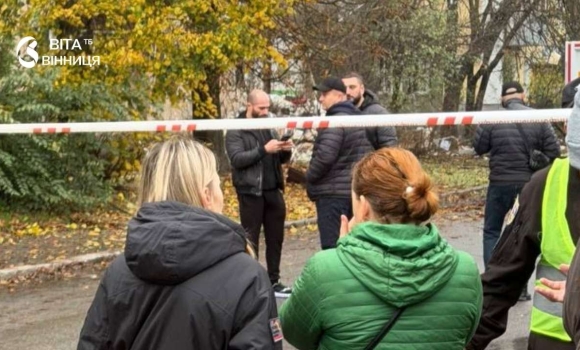 Психологиня благодійного фонду спілкується з літньою жінкою в ковдрі біля пошкодженого будинку у Вінниці Психологиня благодійного фонду спілкується з літньою жінкою в ковдрі біля пошкодженого будинку у Вінниці