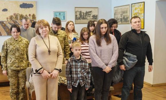 Родині полеглого прикордонника у Вінниці передали посмертну нагороду – орден «За мужність» Родині полеглого прикордонника у Вінниці передали посмертну нагороду – орден «За мужність»