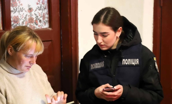 Родини вінницьких поліцейських, які зникли на фронті безвісті, отримали нагороди Родини вінницьких поліцейських, які зникли на фронті безвісті, отримали нагороди