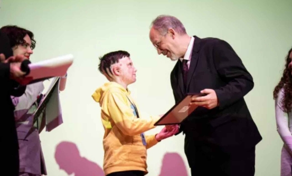 Роман Олексів, який дивом вижив під час атаки рф на Вінницю, отримав кінонагороду Роман Олексів, який дивом вижив під час атаки рф на Вінницю, отримав кінонагороду